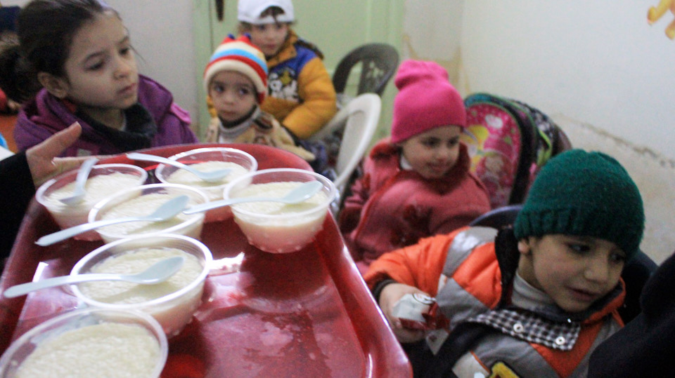 human-help-community_schule-in-aleppo-syrien_002 HHC | Schule in Syrien. Die Kinder erhalten in der Schule wenigstens einmal am Tag eine warme Mahlzeit.