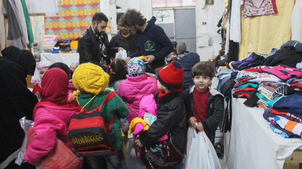 human-help-community_schule-in-aleppo-syrien_003 HHC | Schule in Syrien. In den Schulen werden auch regelmäßig Kleiderausgaben veranstaltet.