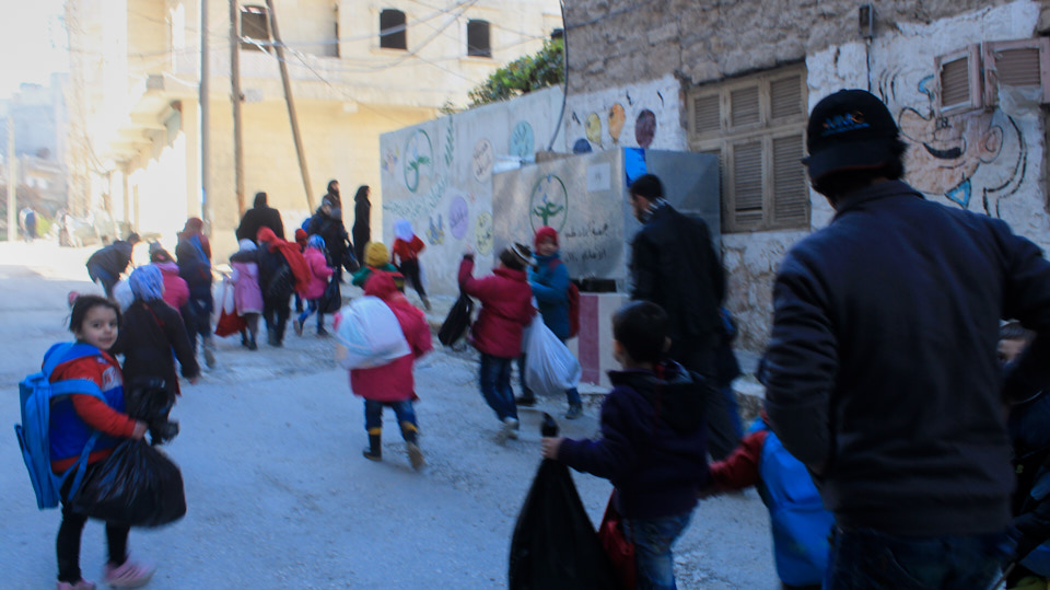 HHC | Schule in Syrien. Oft bringen die Eltern ihre Kinder morgens zum Unterricht. HHC | Schule in Syrien. Oft bringen die Eltern ihre Kinder morgens zum Unterricht.