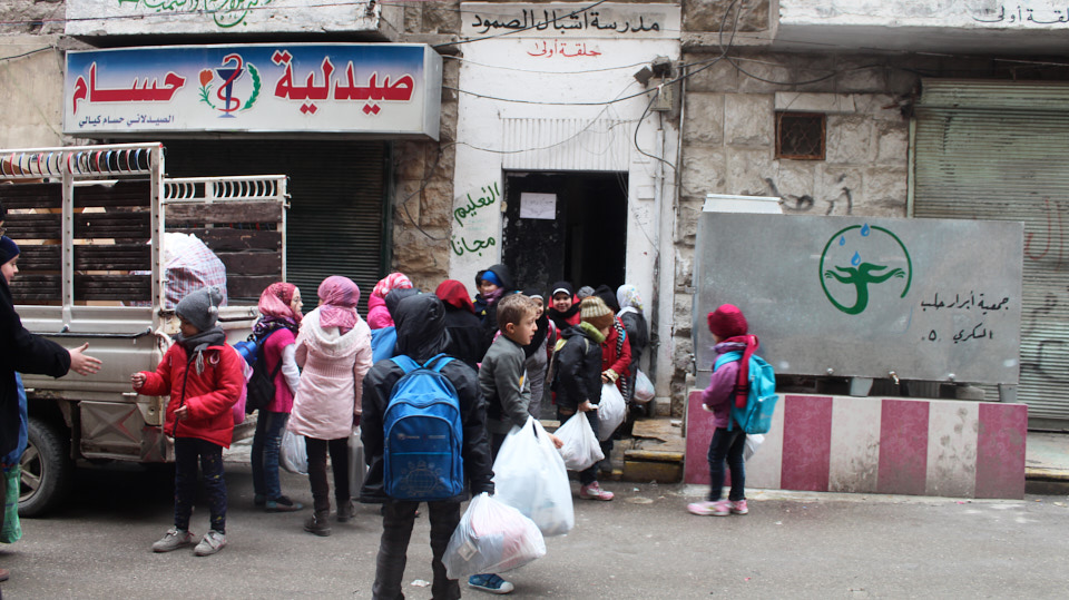 human-help-community_schule-in-aleppo-syrien_005 HHC | Schule in Syrien. Die Schulen stellen Arbeitsmaterial, Schultaschen, Bücher und Hefte zur Verfügung.