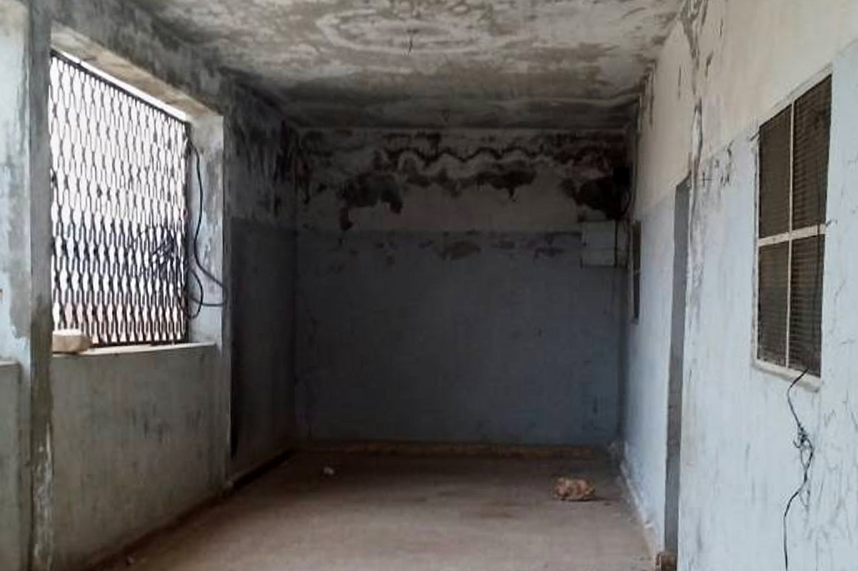 Der leere Flur einer verlassenen Schule in Syrien. Die Wände sehen schmutzig aus.