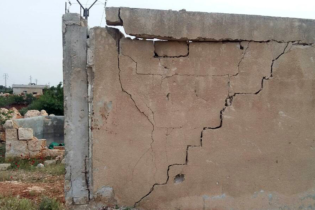 Außenwand eines Schulgebäudes. Durch die Mauer läuft ein breite Riss.