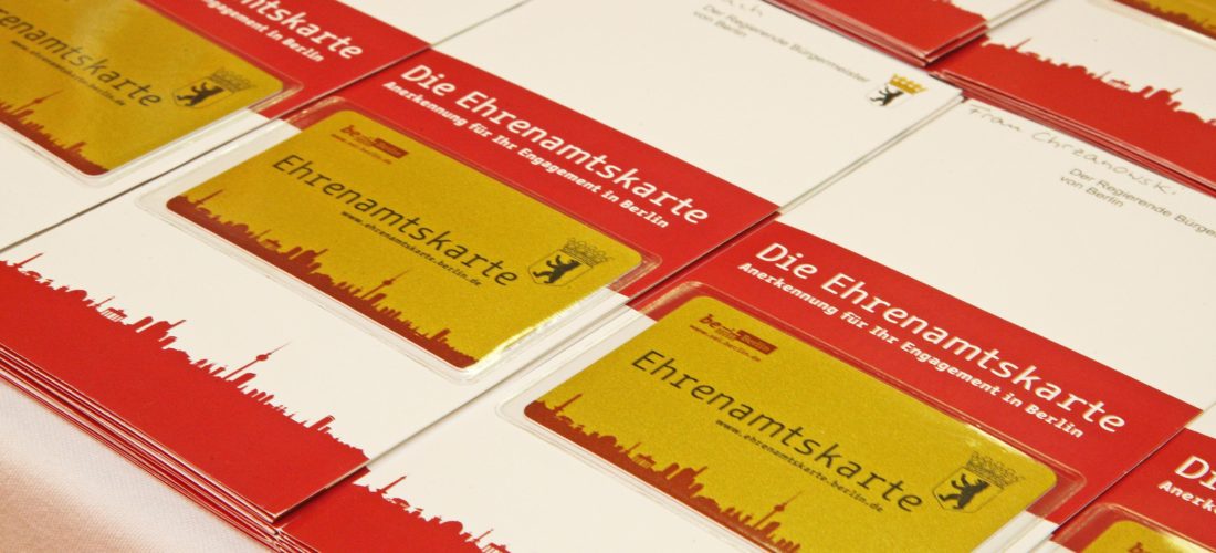 Verleihung der Berliner Ehrenamtskarte im Seniorenclub Mollwitzstrasse, Berlin-Charlottenburg-Wilmersdorf, 28.04.2011.
NAMEN UND FUNKTIONSBESCHREIBUNGEN SIND OHNE GEWAEHR, BITTE UEBERPRUEFEN!
DIE VEROEFFENTLICHUNG DES FOTOS IST FUER DIE PRESSE-UND OEFFENTLICHKEITSARBEIT SOWIE FUER DAS ARCHIV DES BEZIKSAMTES CHARLOTTENBURG-WILMERSDORF VON BERLIN NUR UNTER DER BERUECKSICHTIGUNG DER FREIGABEN DER ABGEBILDETEN PERSONEN, MIT VOLLSTAENDIGER NAMENSNENNUNG DES FOTOGRAFEN IN DEN JEWEILIGEN PUBLILKATIONEN DES BEZIKSAMTES Z.B. INTERNET, PRINT ODER FOTOABZUEGE U.A. HONORARFREI. EINE ARCHIVIERUNG IN ANDEREN MEDIEN Z.B. ZEITUNGEN, ZEITSCHRIFTEN, INTERNETPORTALEN; DATENTRAEGERN JEDER ART U.S.W. IST NICHT ZULAESSIG!